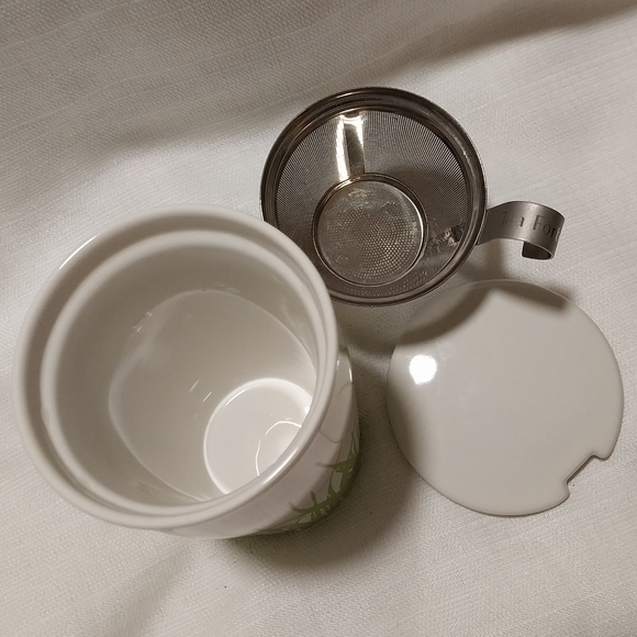 Tea Forte Green and White Grass Design Ceramic Tea Mug with Infuser - Picture 5 of 7